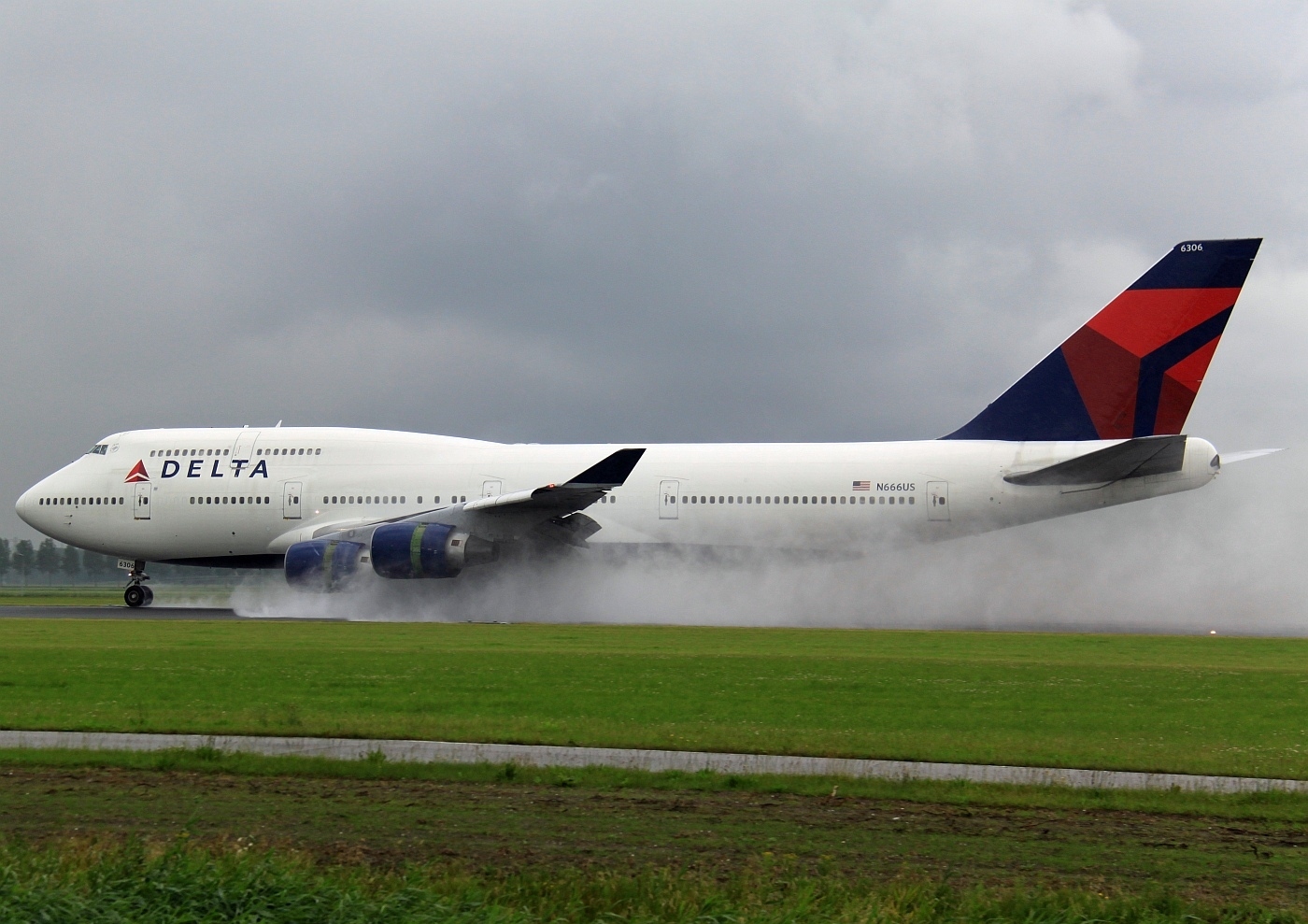 B747 Delta Airlines Wet Landing