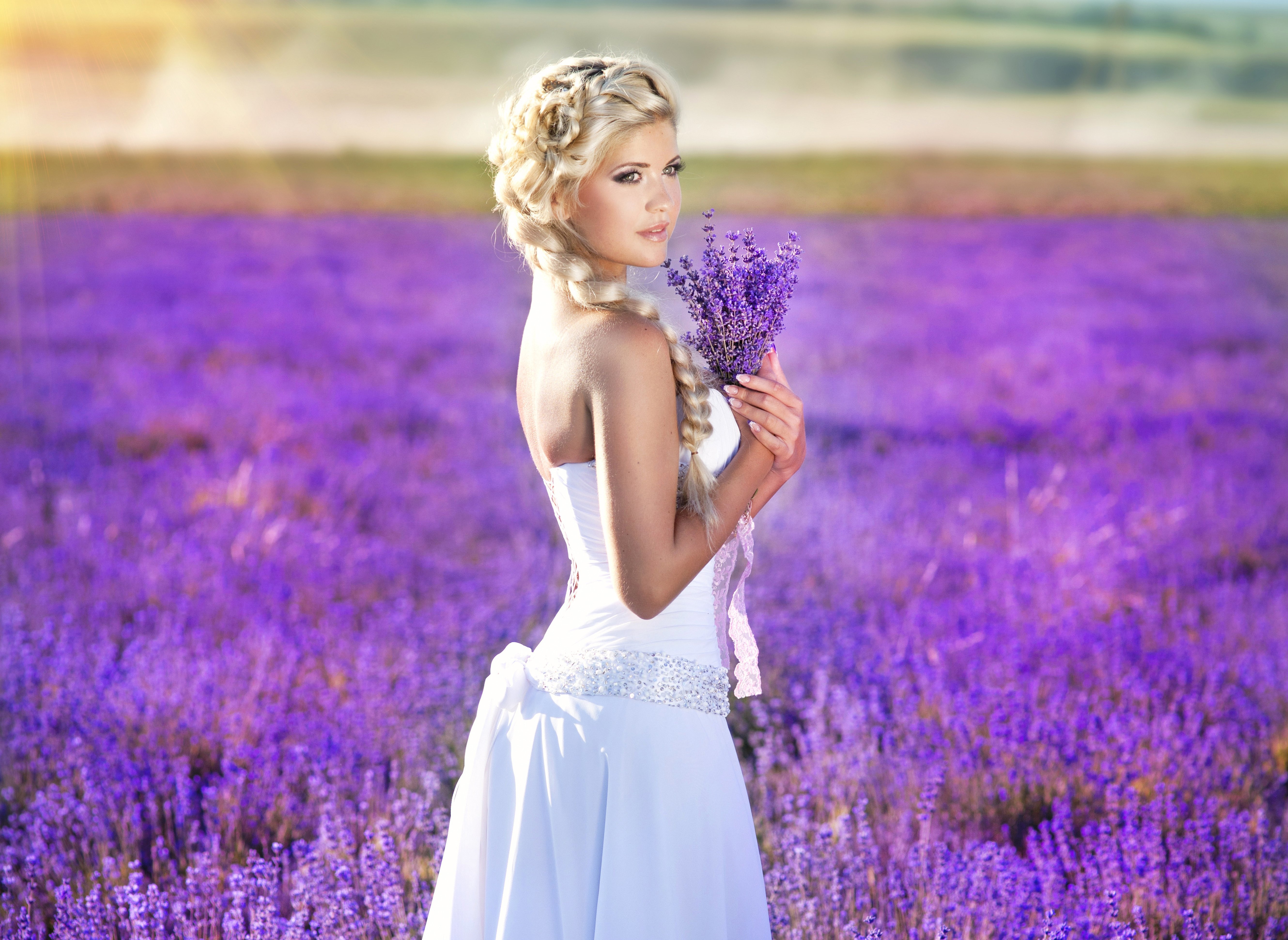 Frauen Braut Lavendel Dress Plait Bouquet Blume Feld