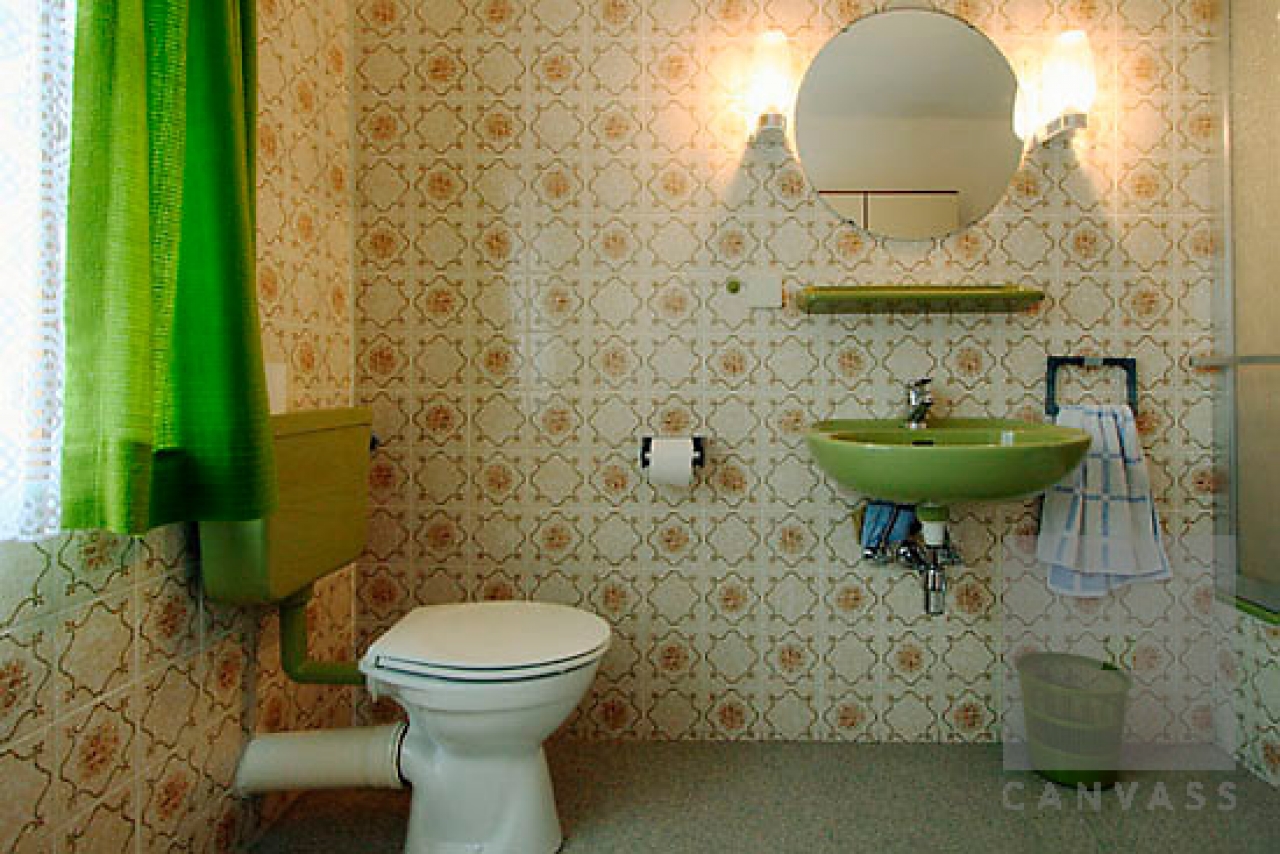 Humour Indoors Nostalgia Old Fashioned Original Toilet Wallpaper