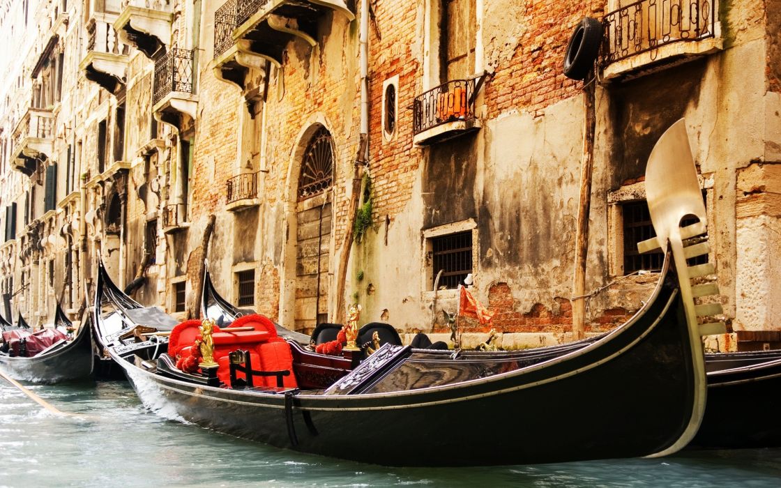 Traditional Venice Gondola Wallpaper