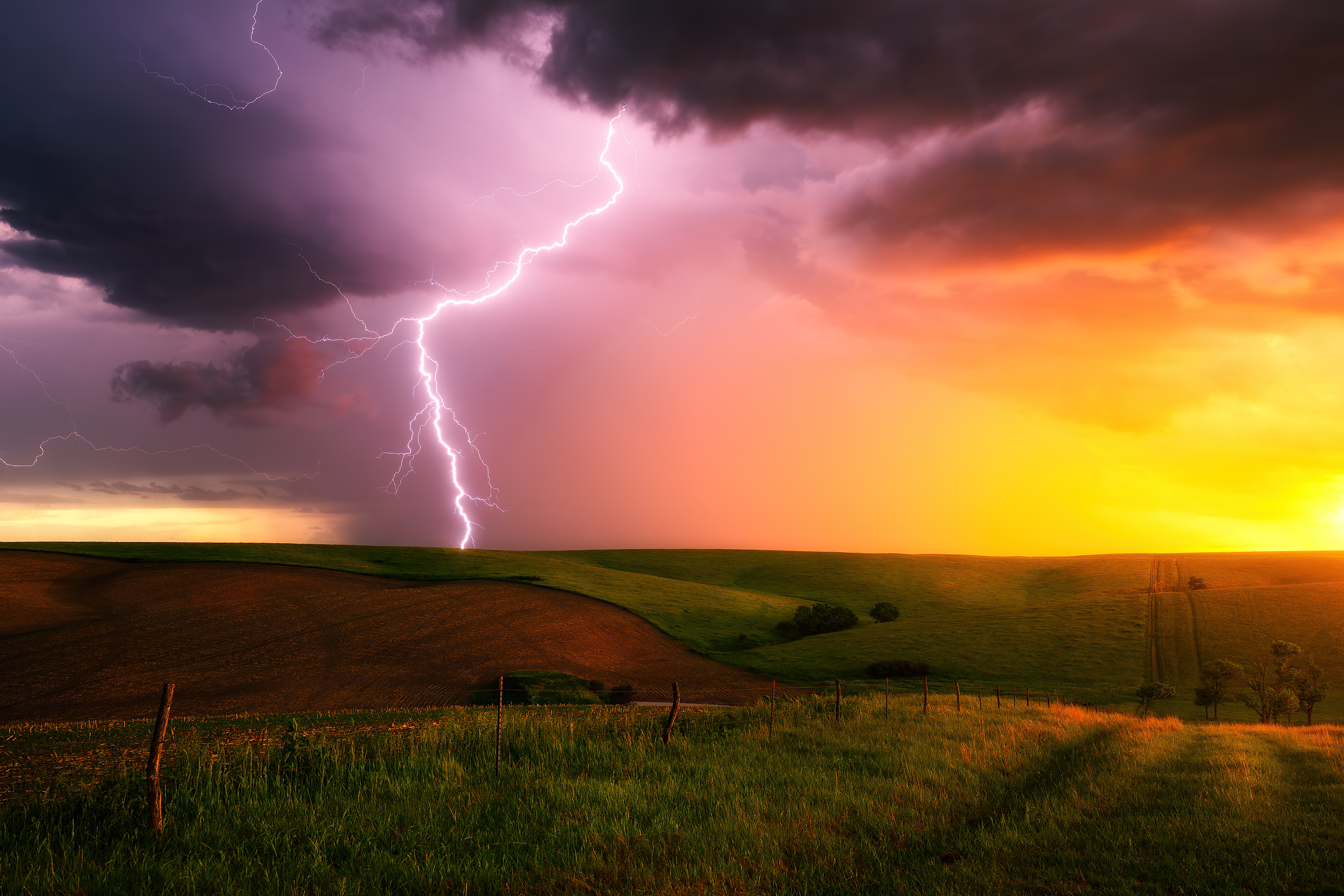 Thunderstorm Lightning Bolt Striking Down At Sunset In Nebraska 4k Wallpaper