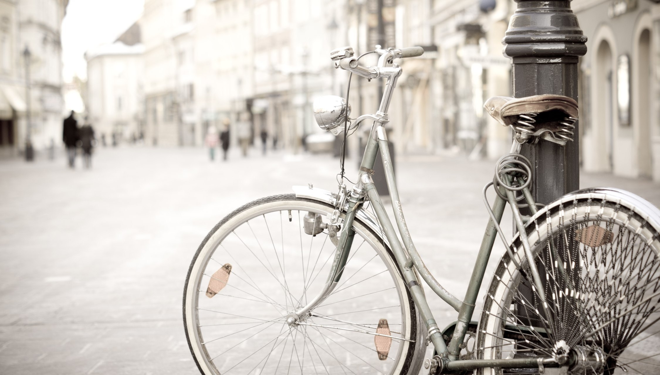 Old Bicycle In The City Center Wallpaper Pu