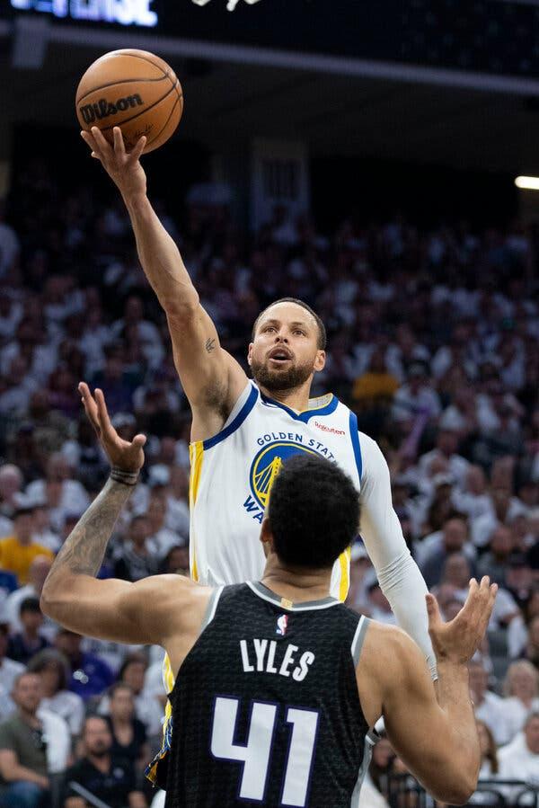 Golden State S Stephen Curry Scores In Game Win Over