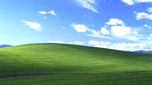 Bức hình nền Windows XP đã trở thành biểu tượng của thập niên 2000 với sự pha trộn độc đáo giữa màu xanh lá cây và xanh nước biển. Hãy chiêm ngưỡng bức ảnh này và tìm lại cảm giác hoài niệm của tuổi trẻ thời đó. Translation: The Windows XP wallpaper has become an icon of the 2000s with its unique blend of green and blue colors. Let\'s admire this image and relive the nostalgia of our youth.