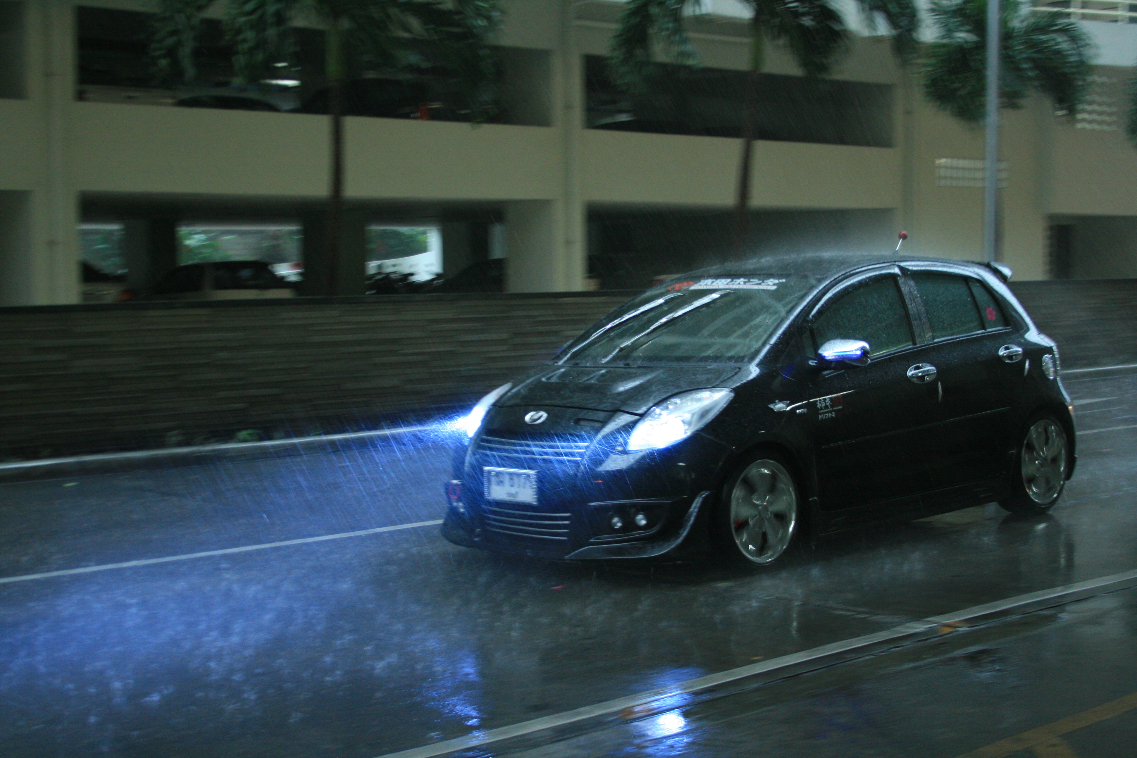 4k Wallpaper Cars Rain Rides Pools Toyota Yaris Car Spray
