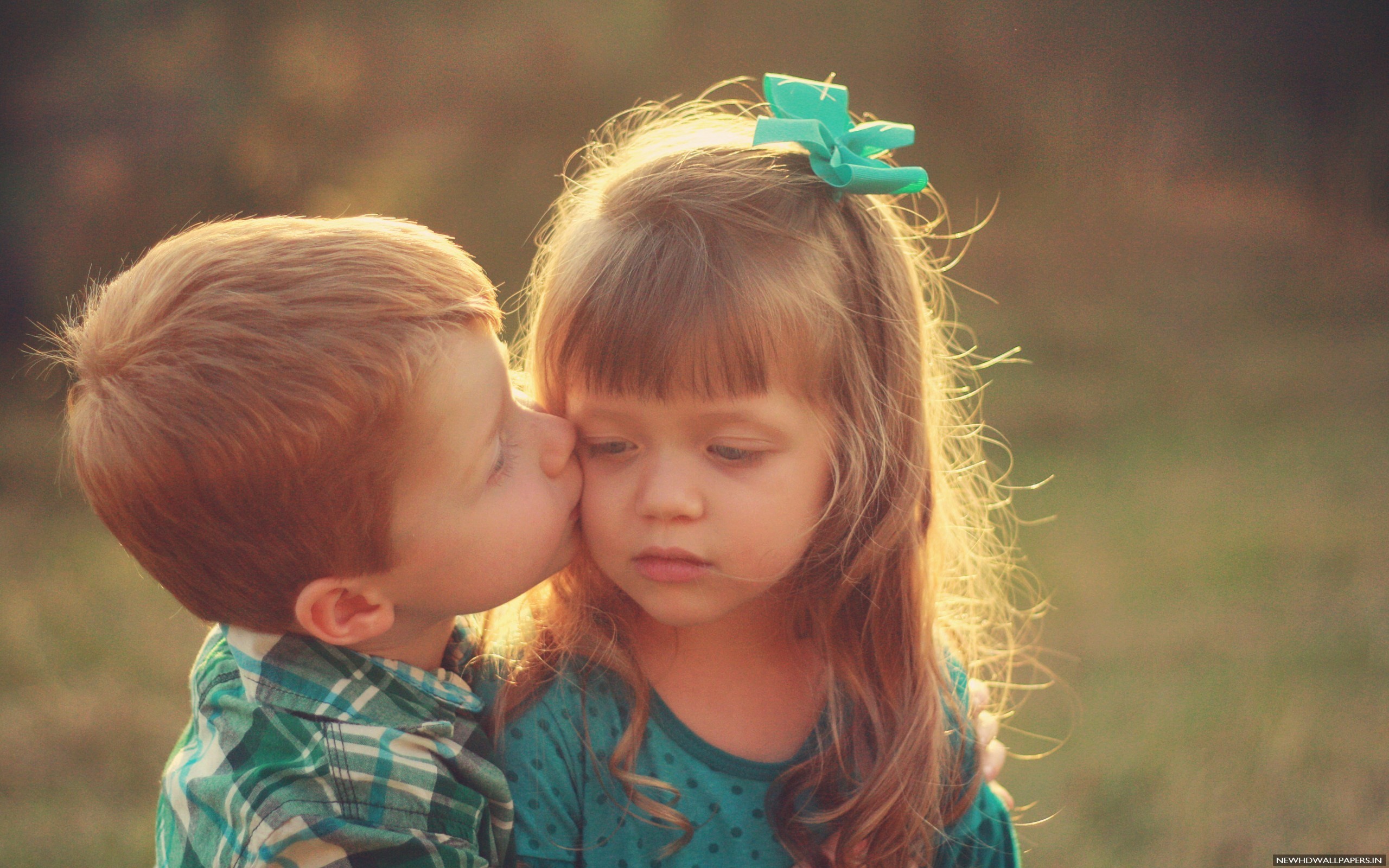 Cute Child Kissing Background HD New Wallpaper