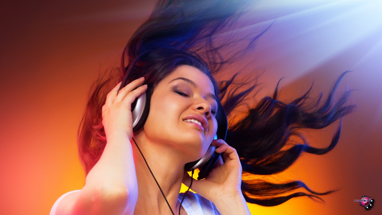 Music Listening Girl HD Wallpaper