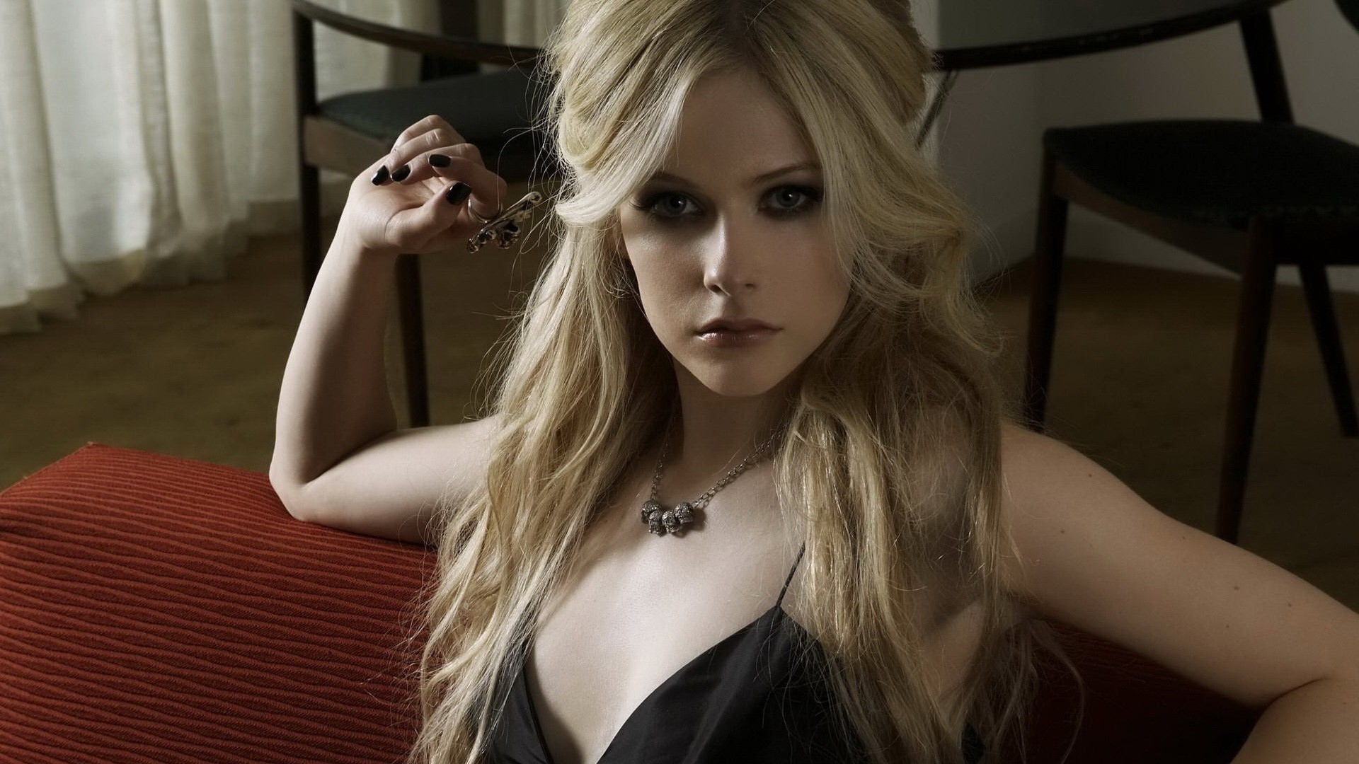 Wallpaper Avril Lavigne Room Sofa Dress Chain
