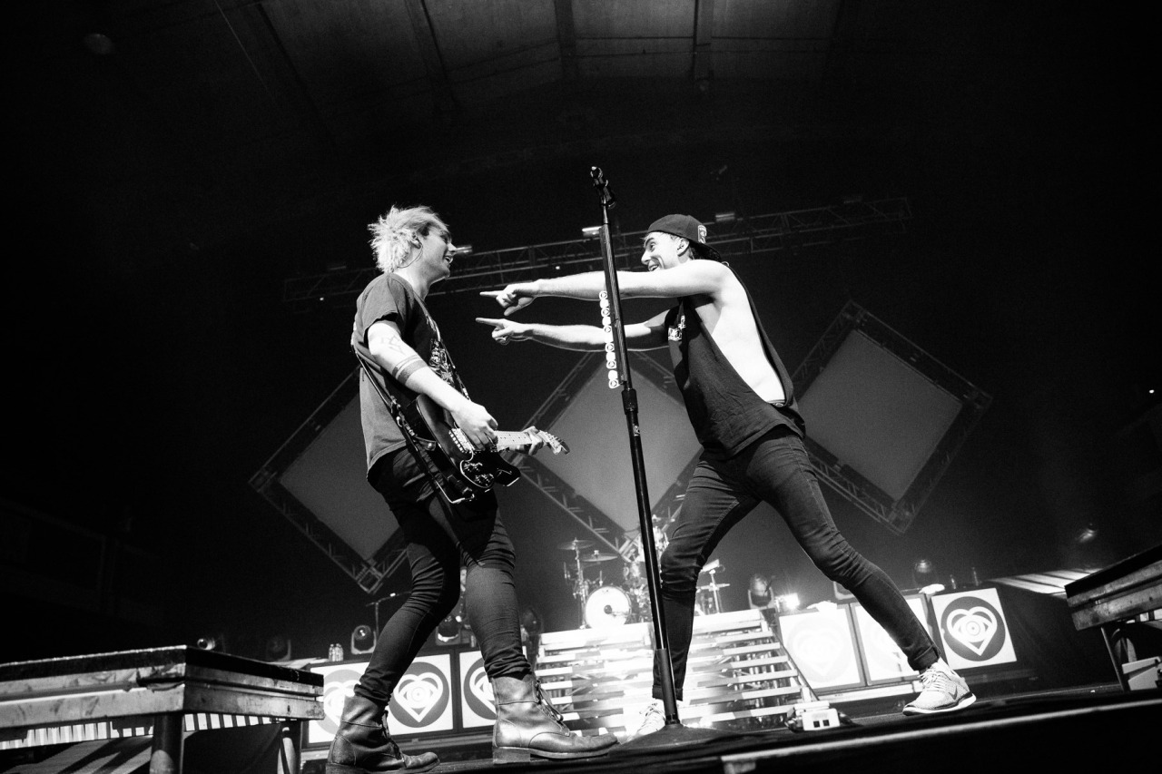 Michael Clifford Image Mikey Onstage With All Time Low HD
