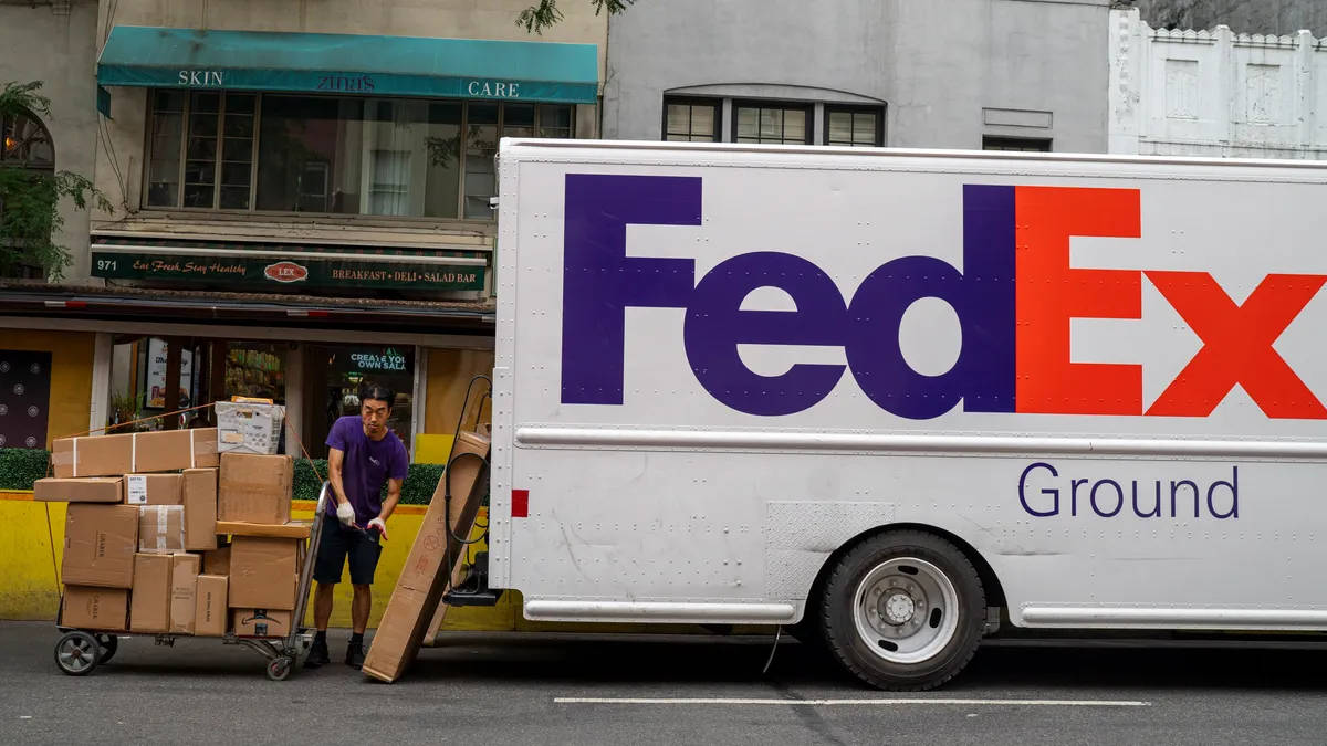 Fedex Tracking Unloading Packages K7v328xtefxlsup8 Wallpaper