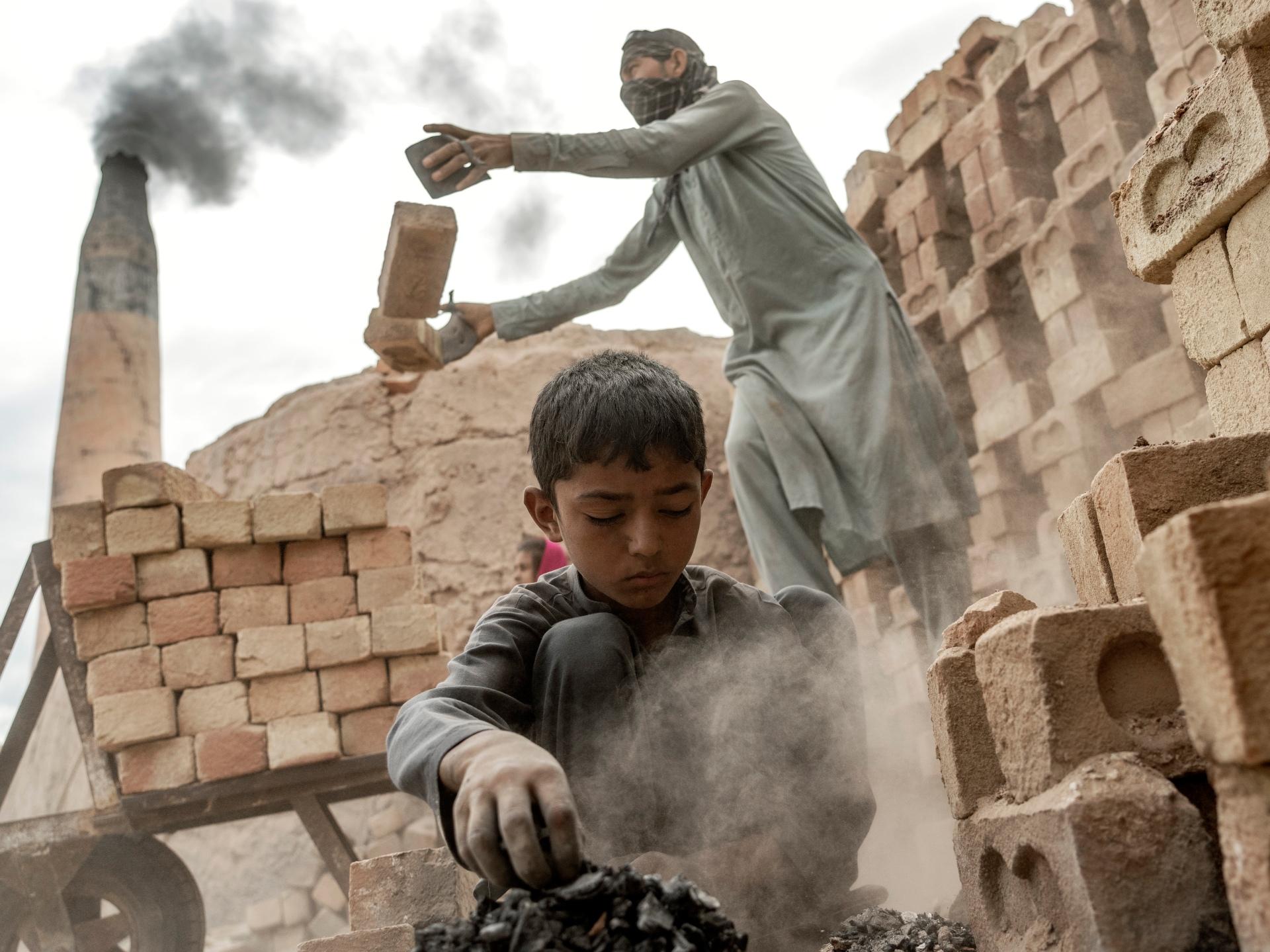 Photos Poverty Pushes Afghan Children To Work At Brick Kilns