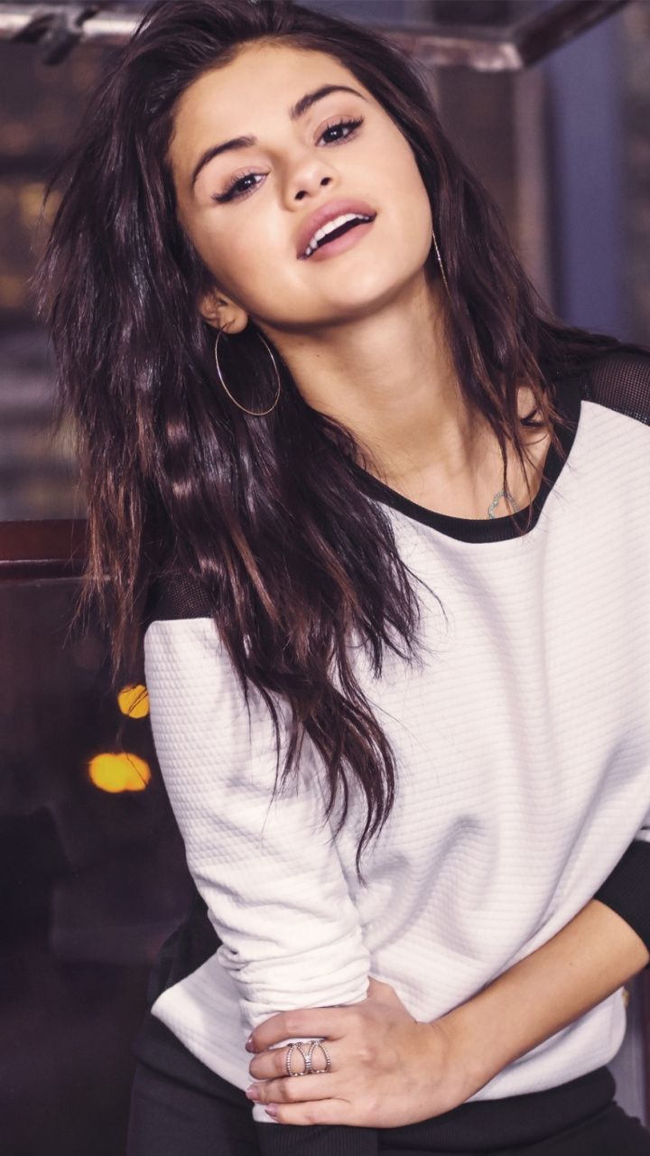Selena Gomez iPhone Wallpaper On