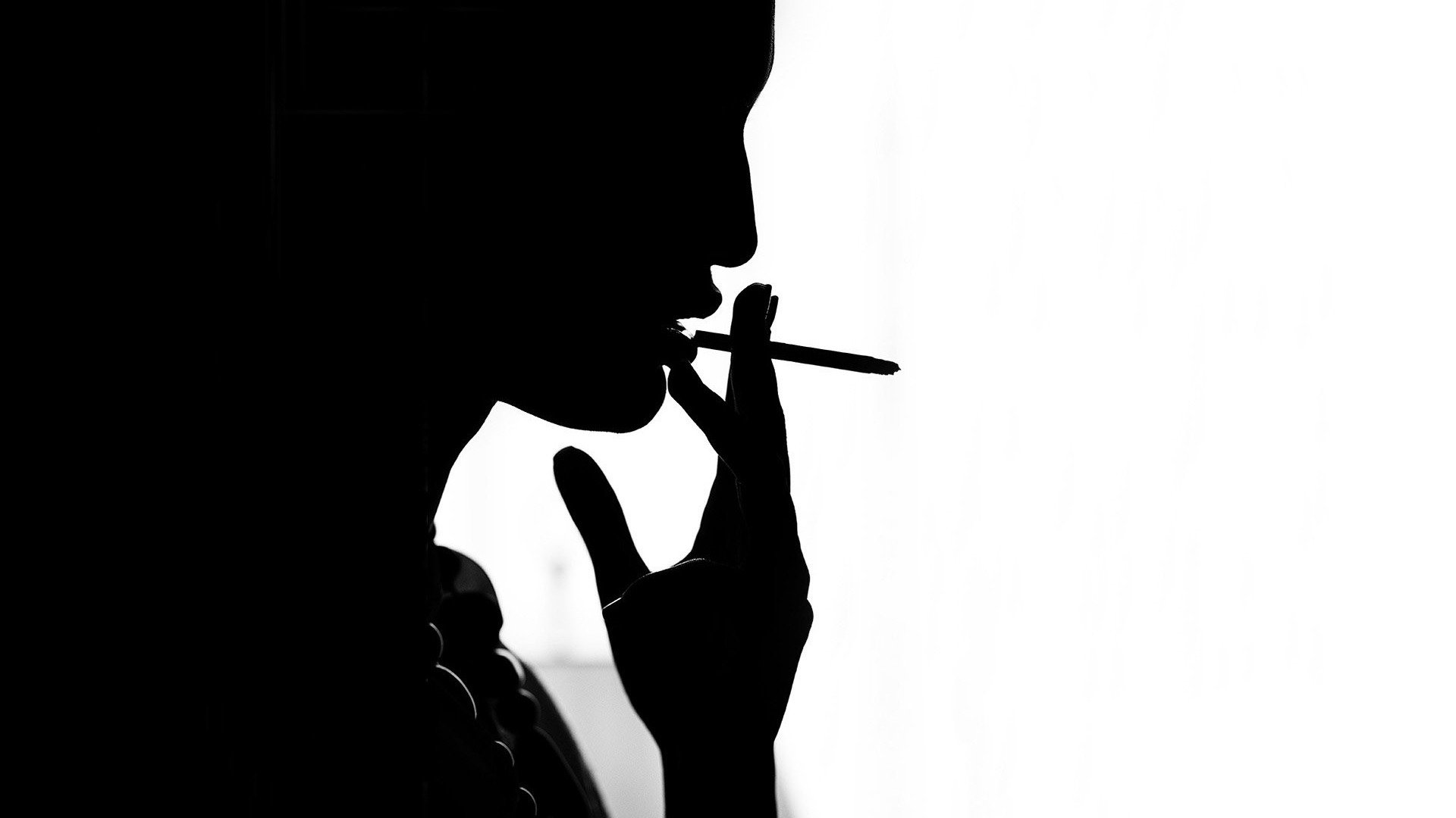 Smoking womans silhouette Wallpaper 5873