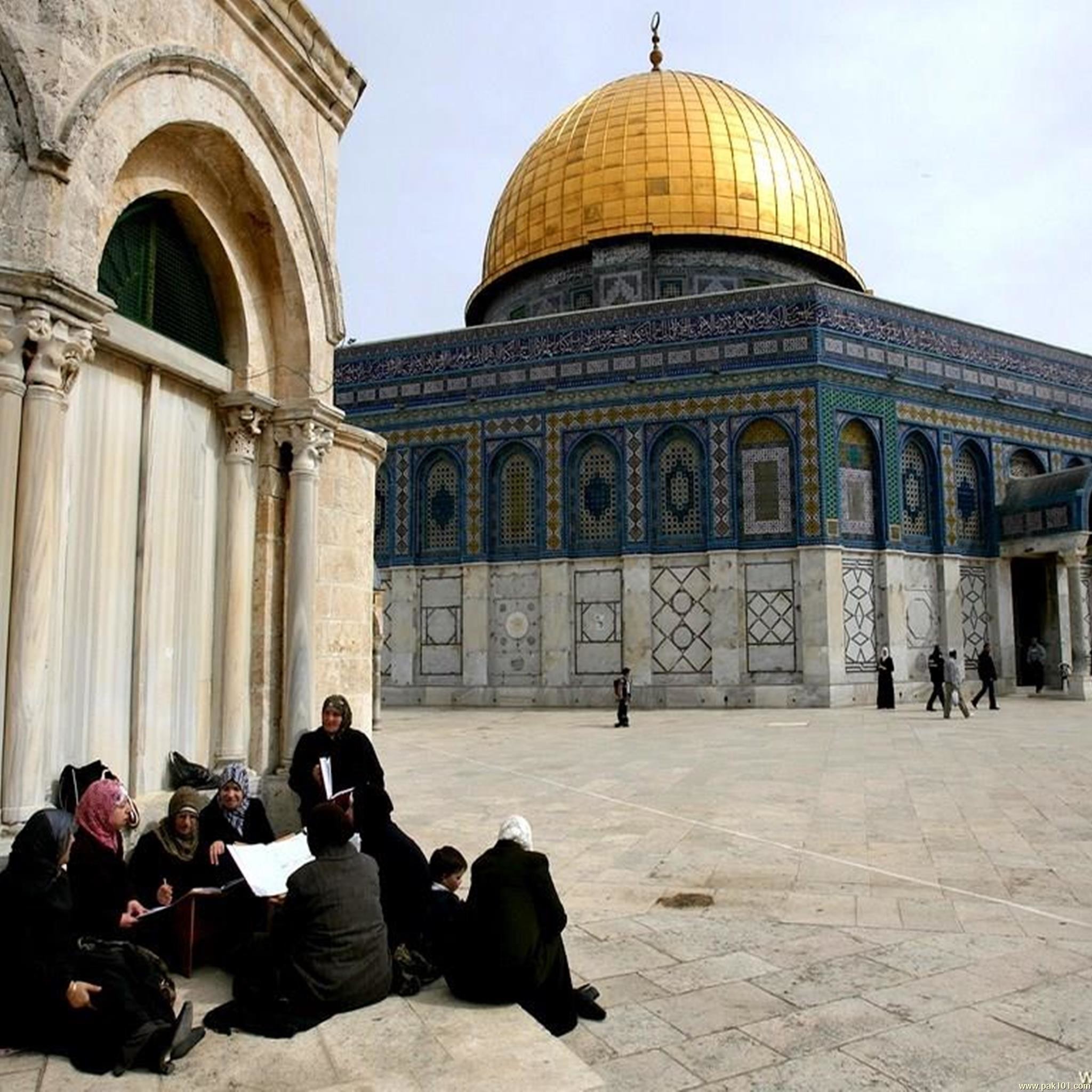 A group of women studying in front of the Dome of the Rock in Jerusalem
