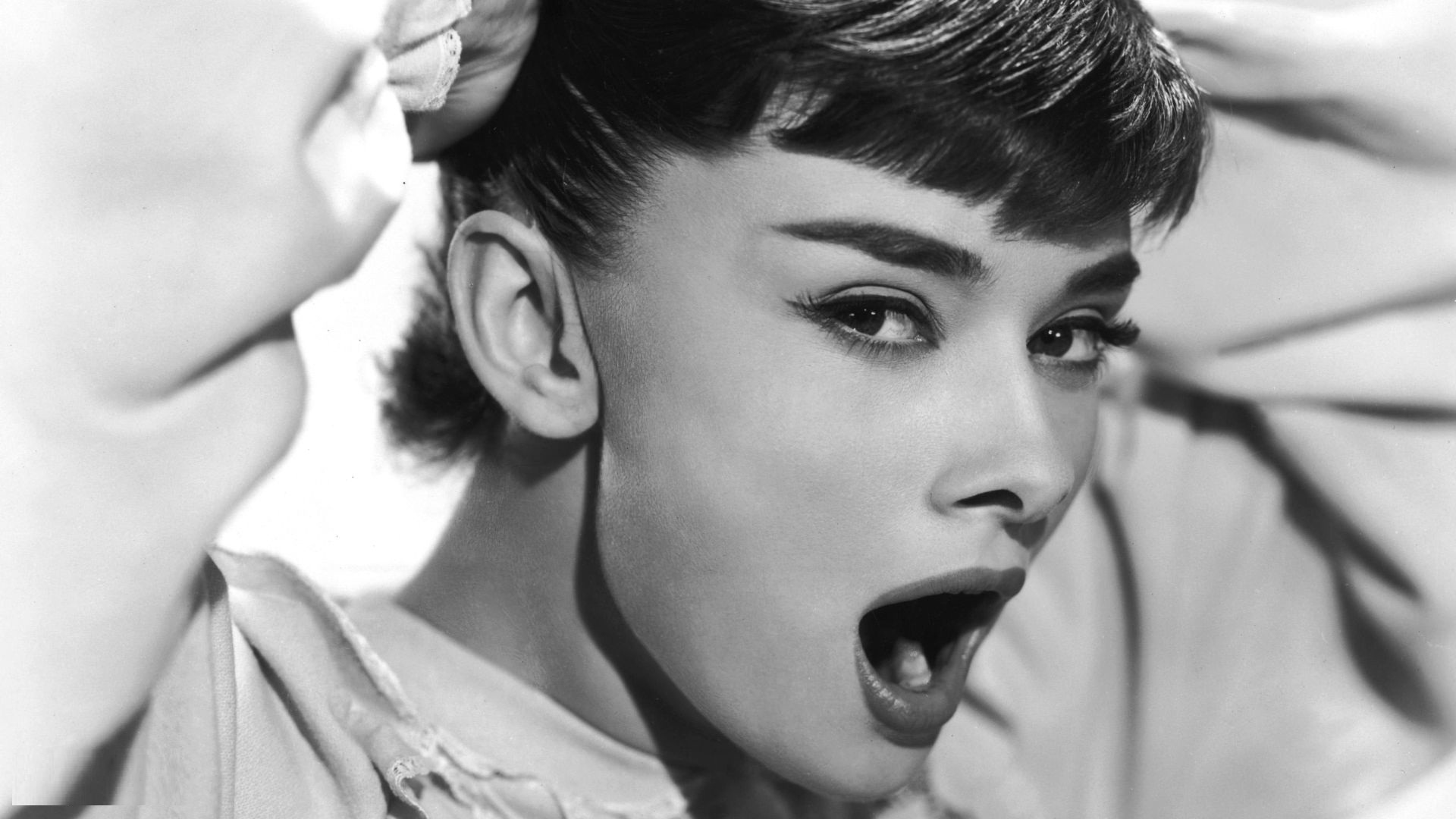 Audrey Hepburn Wallpaper Background