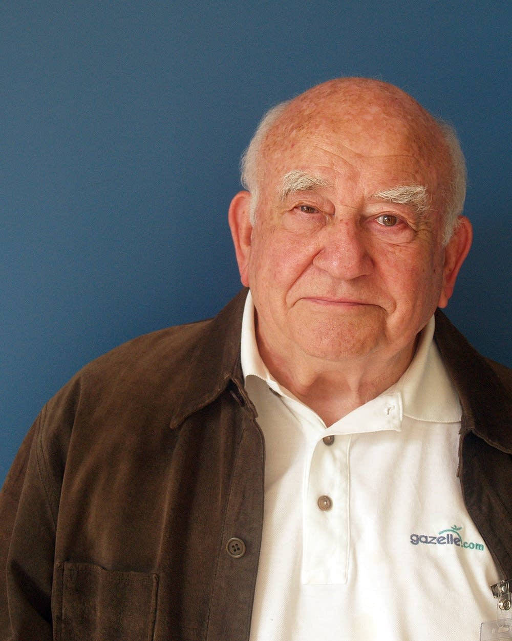 Edward Asner On Plain Blue Wallpaper