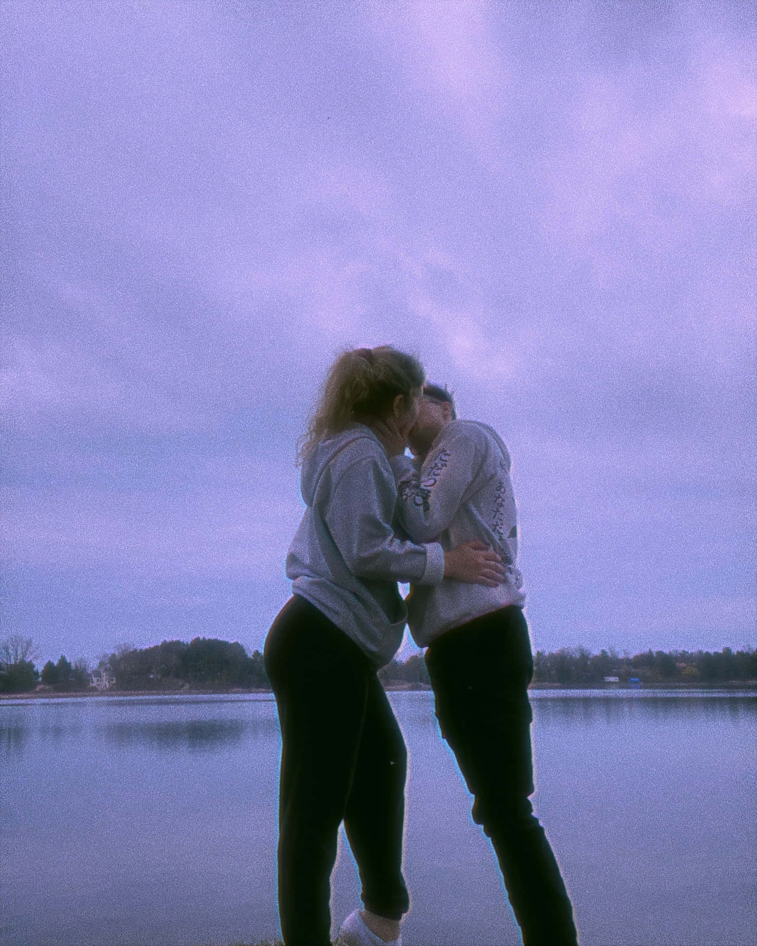 Mujeres Lesbianas On A Calm Lake O40on3jhpw25r55n Wallpaper