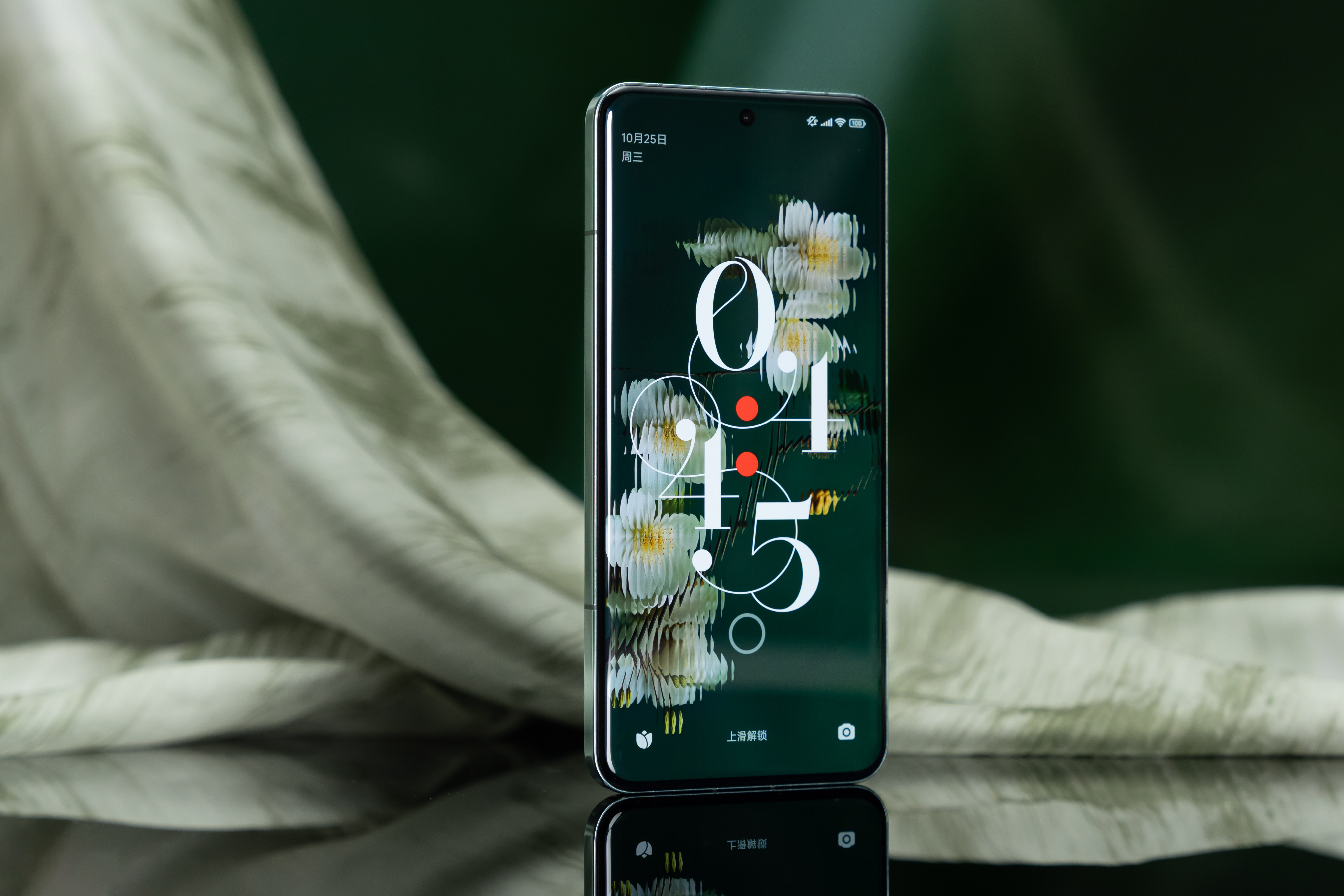 Xiaomi 14 Pro Wallpaper - Green background with floral design and clock