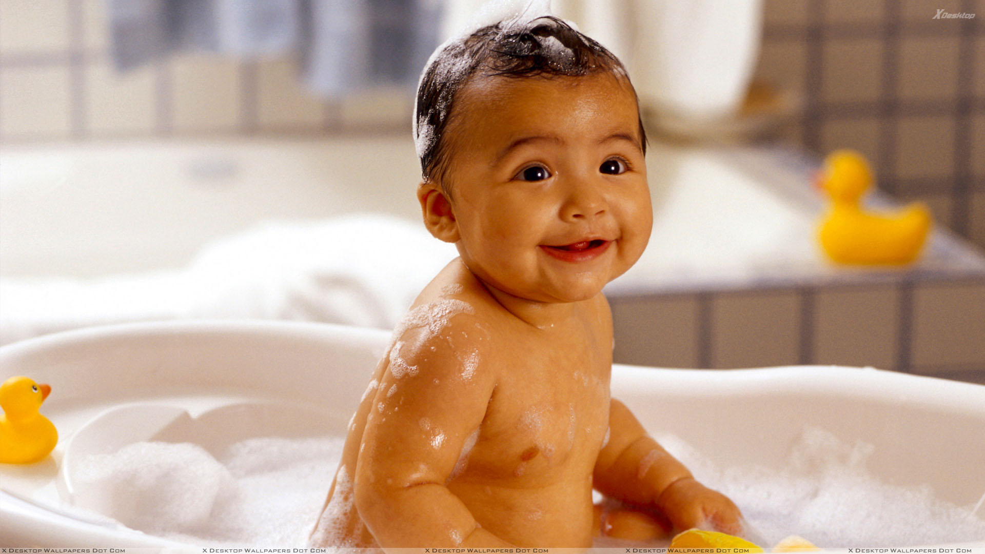 Cute Baby Smiling In Bath Tub Wallpaper