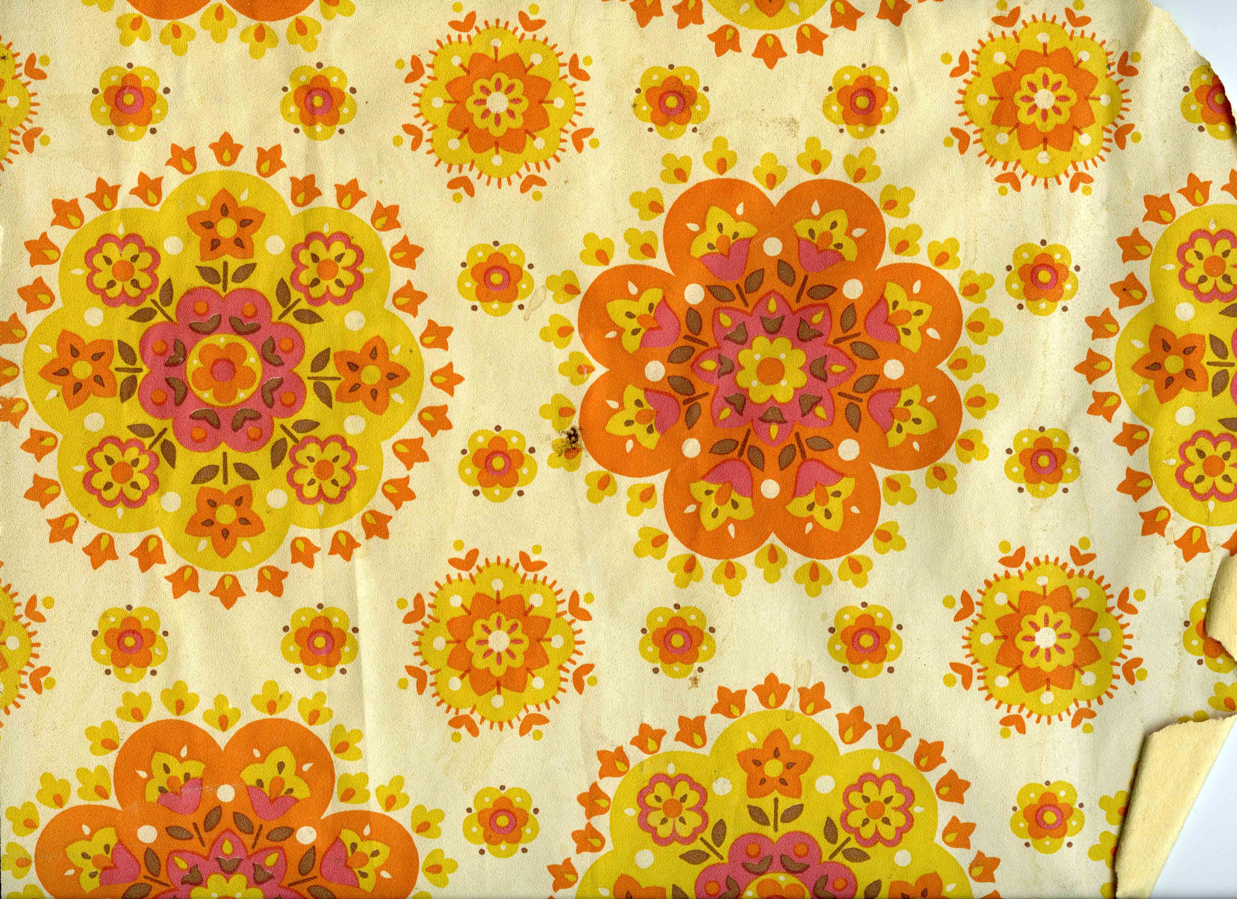 wallpaper 60s 70s yellow orange floral circular pattern design on wall