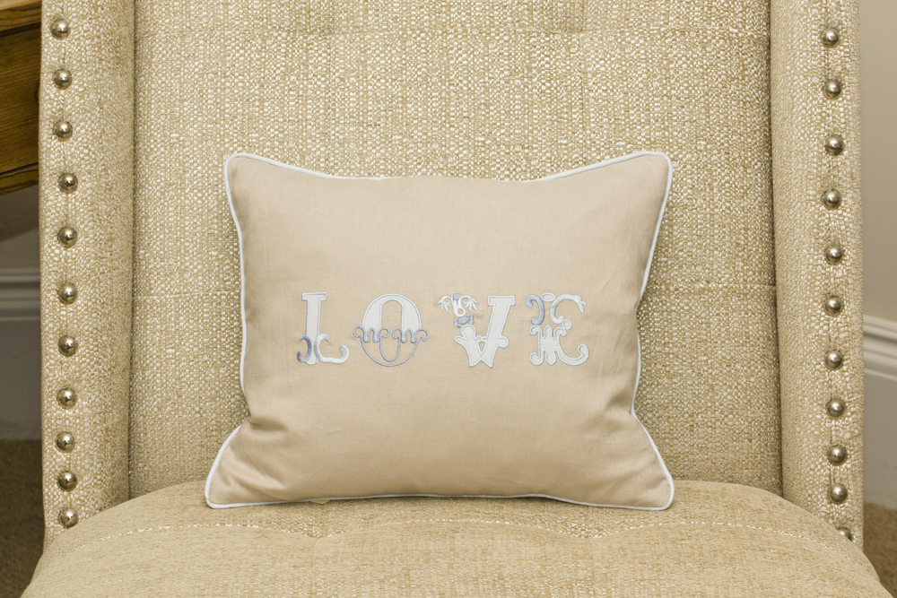Love Cushion Pillow You Wallpaper Pictures