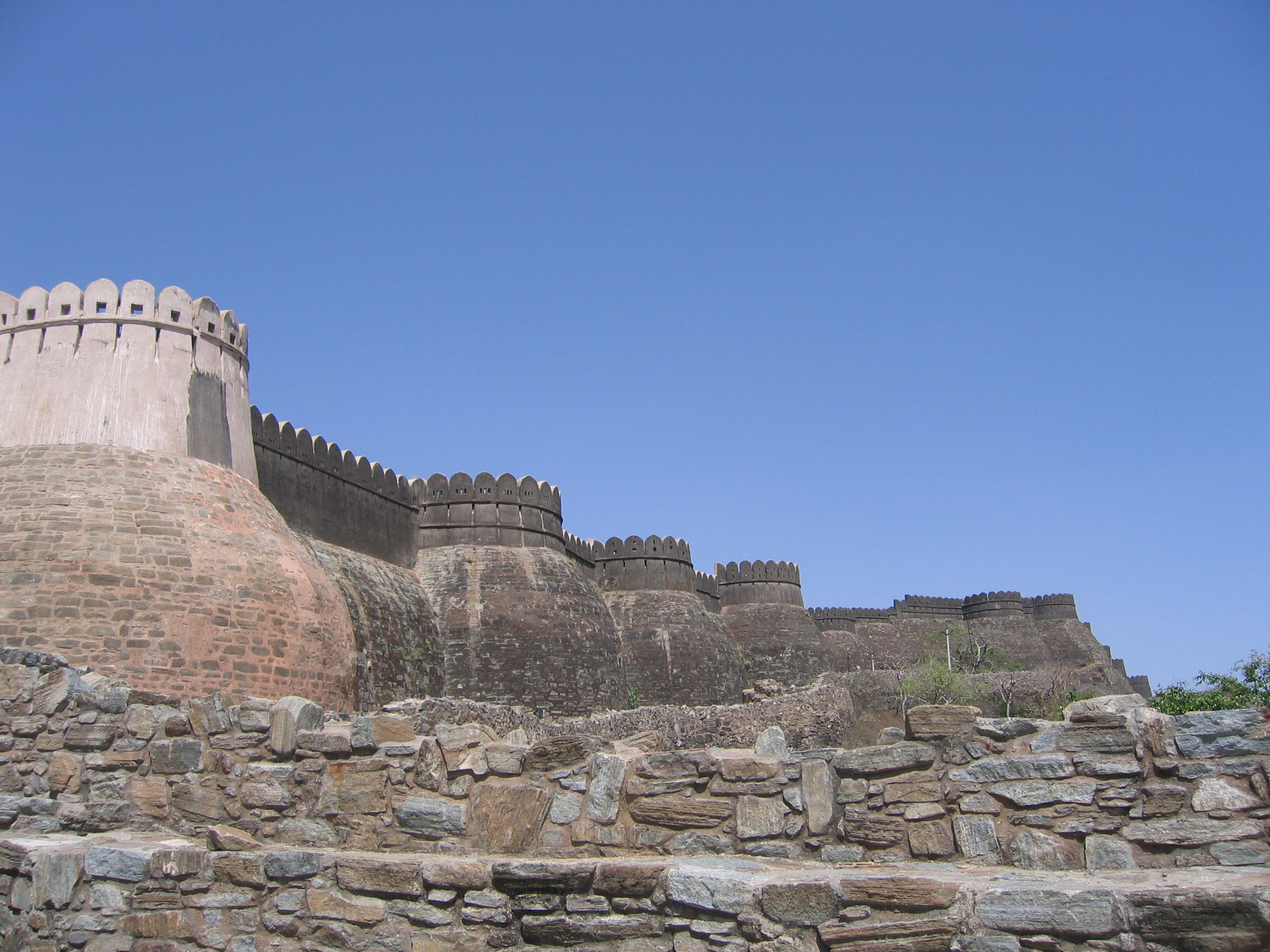 File Walls Of Kumbhalgarh Jpg Wikimedia Mons