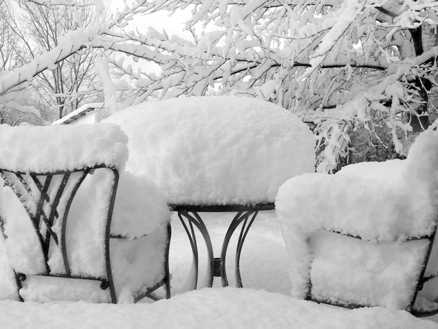 Wallpaper Snow Covered Chairs And A Table In The Garden Photos