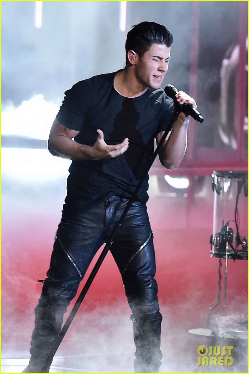 Nick Jonas Sings Chains At Iheartradio Awards Video Photo