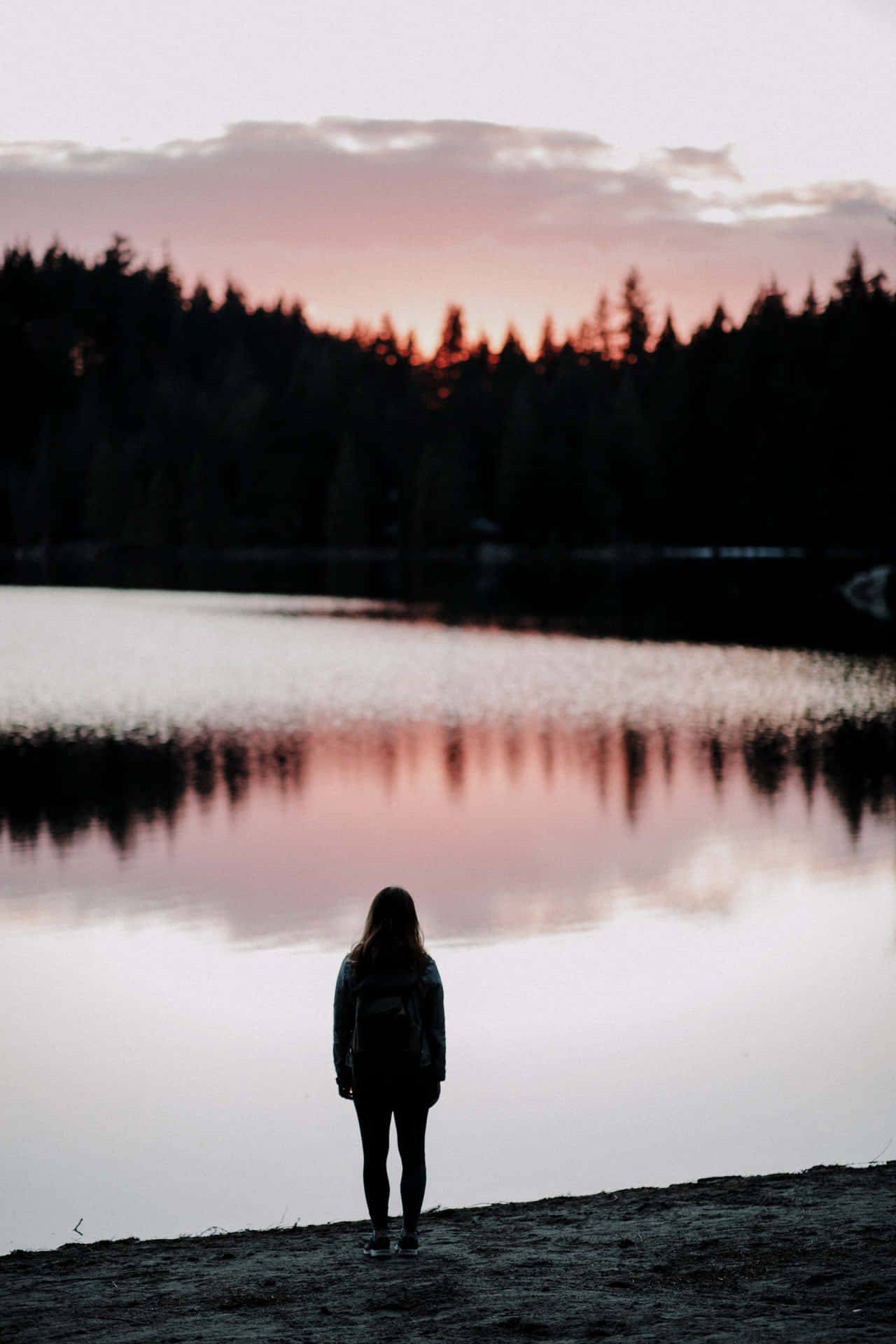 Mujer Soltera Contemplating In Solitude Wallpaper