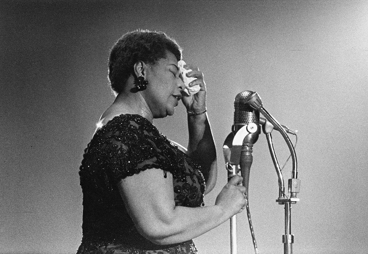 Ella Fitzgerald Performing Side Wallpaper