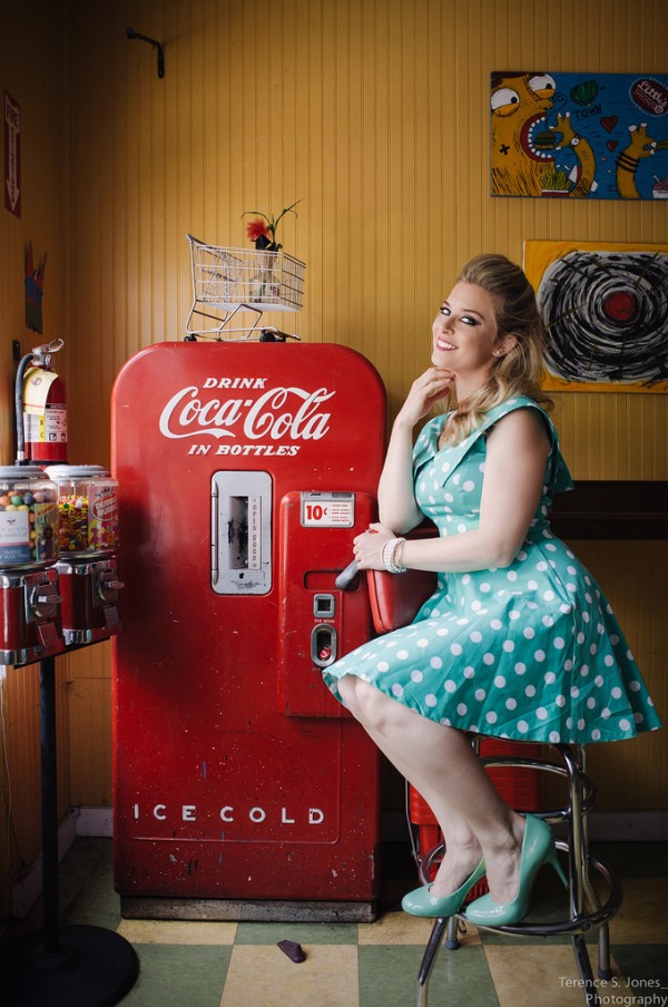 Coca Cola Machine And Girl Vintage Retro Stock Photos