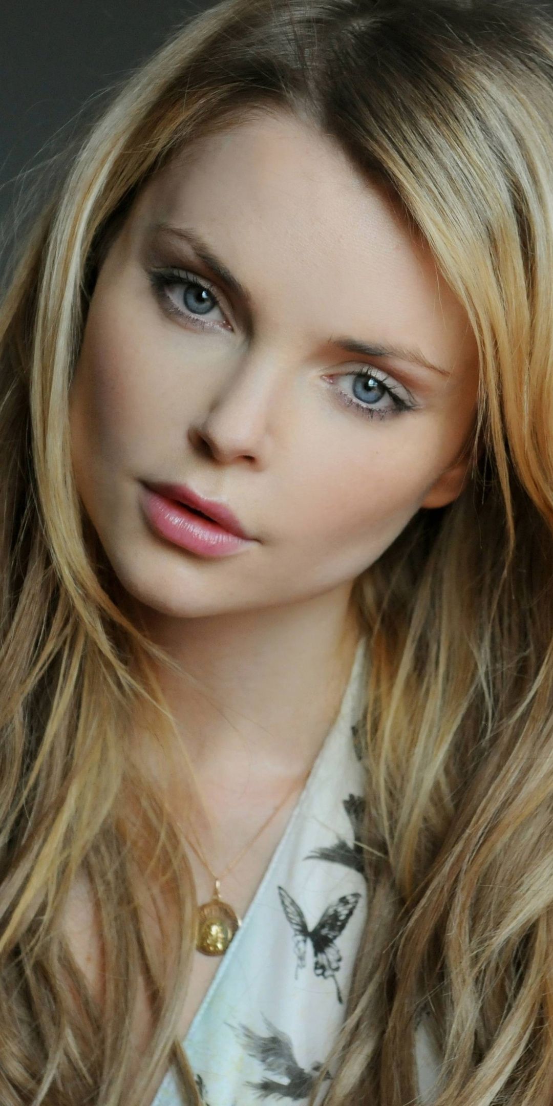 Blonde Actress Izabella Miko Wallpaper