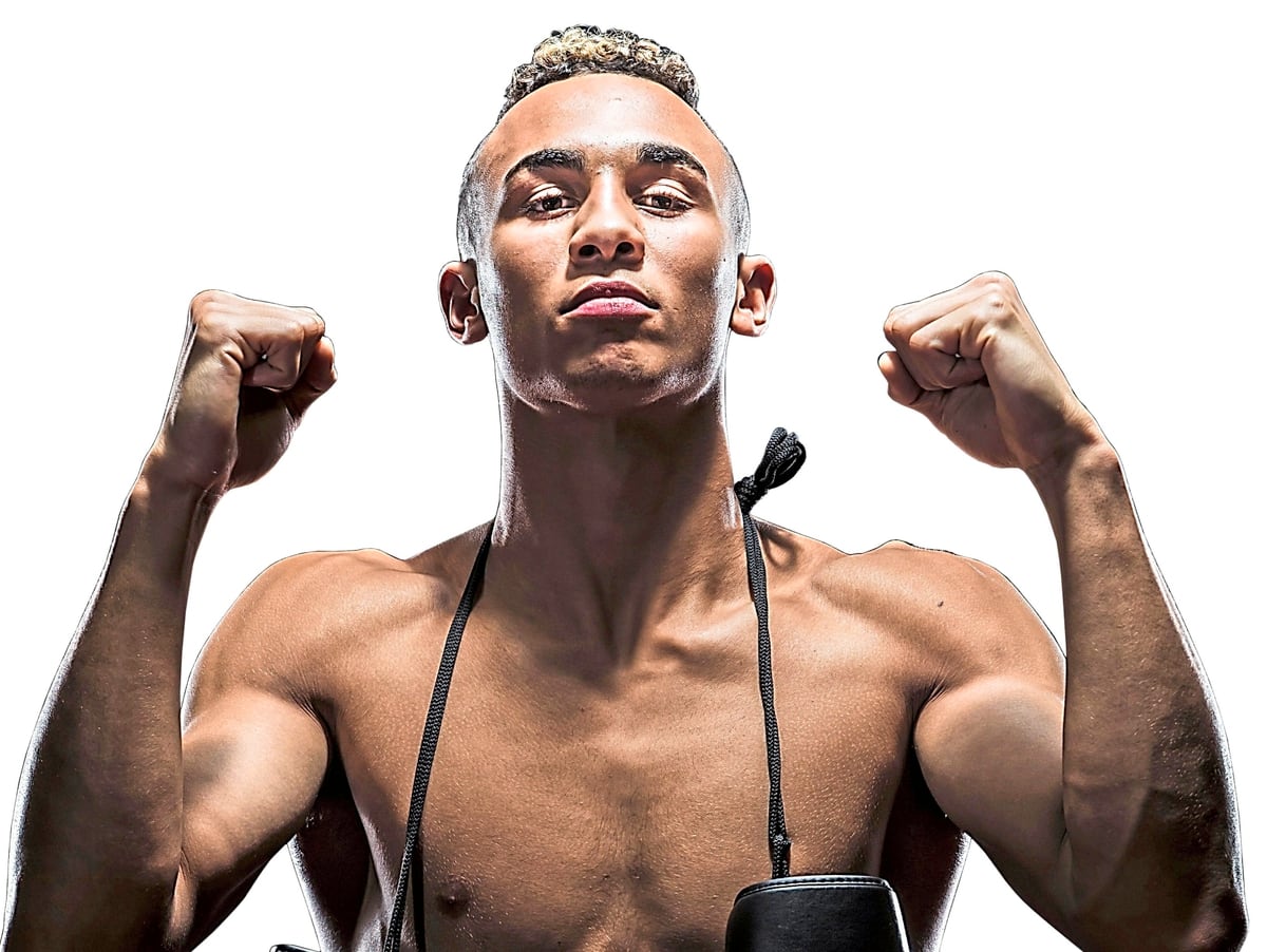 Benjamin Whittaker flexing his biceps in a boxing stance