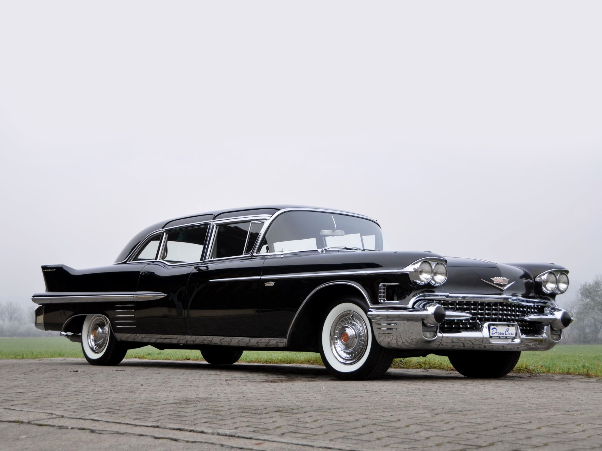 Cadillac Fleetwood Limousine HD Wallpaper Background