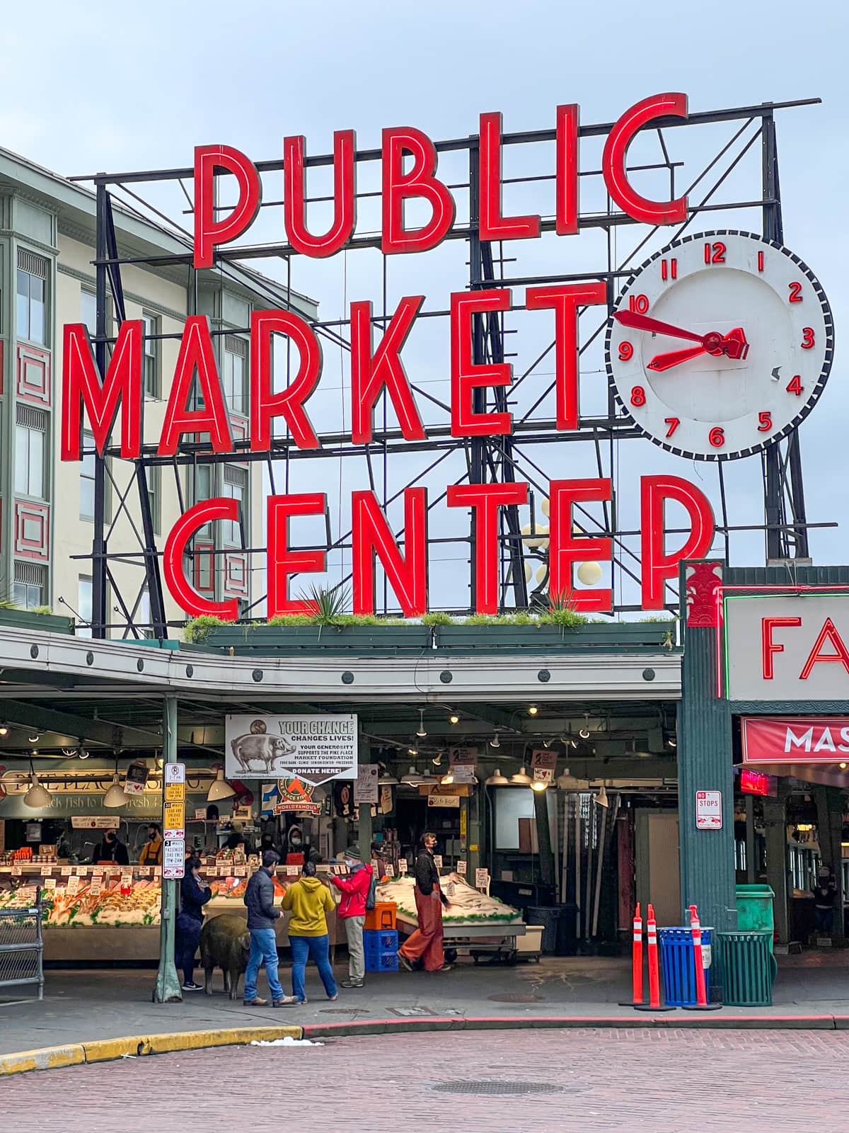 A Tour Of Pike Place Market In Seattle Washington Wallpaper