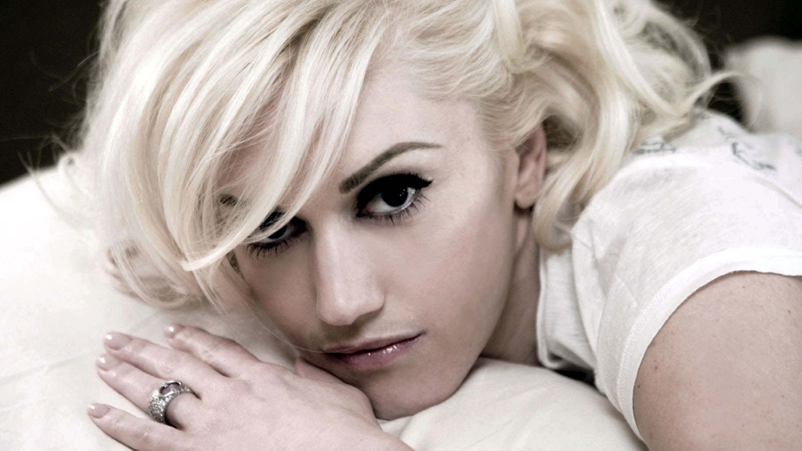 Free Gwen Stefani wallpaper background