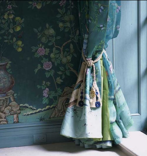 love this Beautiful De Gournay hand painted Chinoiserie silk wallpaper