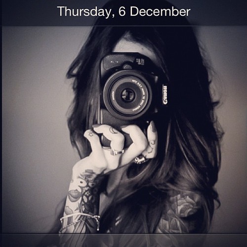 New Lock Screen Wallpaper Tattoed Girls With A Camera Canon To