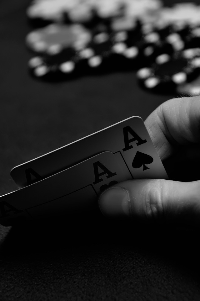 Poker Hand iPhone HD Wallpaper
