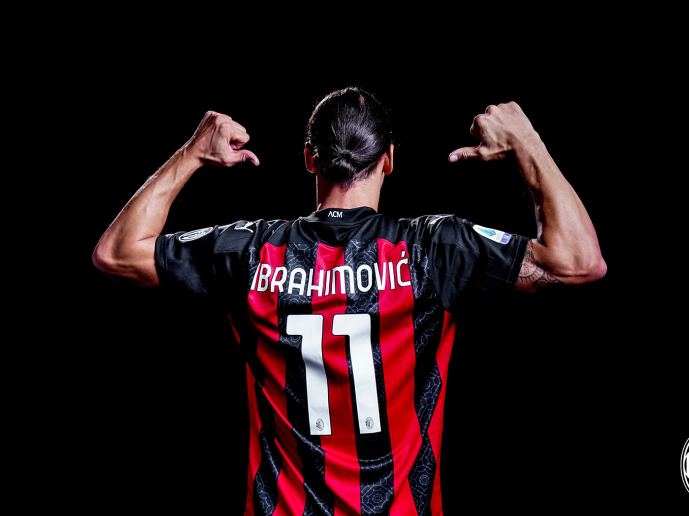 Official Ac Milan Striker Zlatan Ibrahimovic Signs Contract And