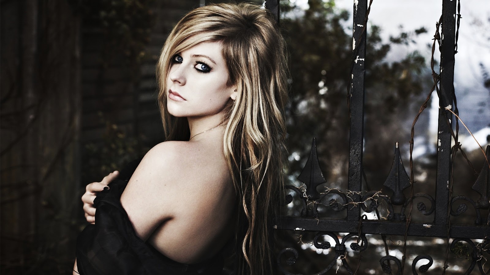 Avril Lavigne Goodbye Lullaby Mystery Wallpaper