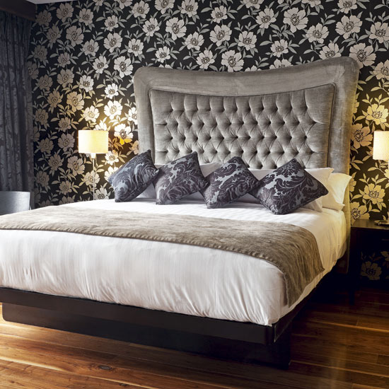 roomenvy   bedroom wallpaper ideas the hotel chic way 550x550