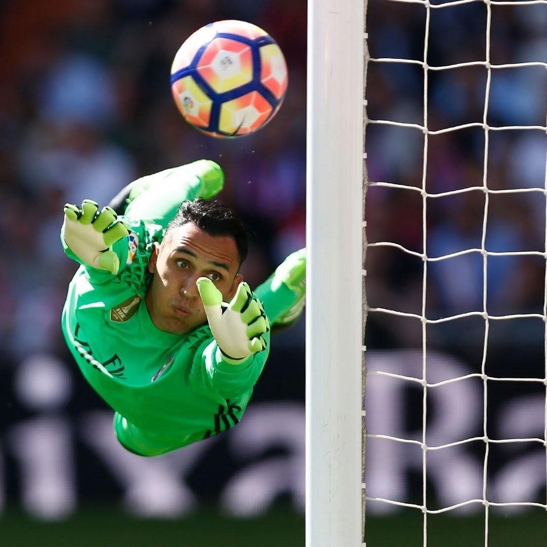 Goalkeeper Keylor Navas Saving A Goal Real Madrid