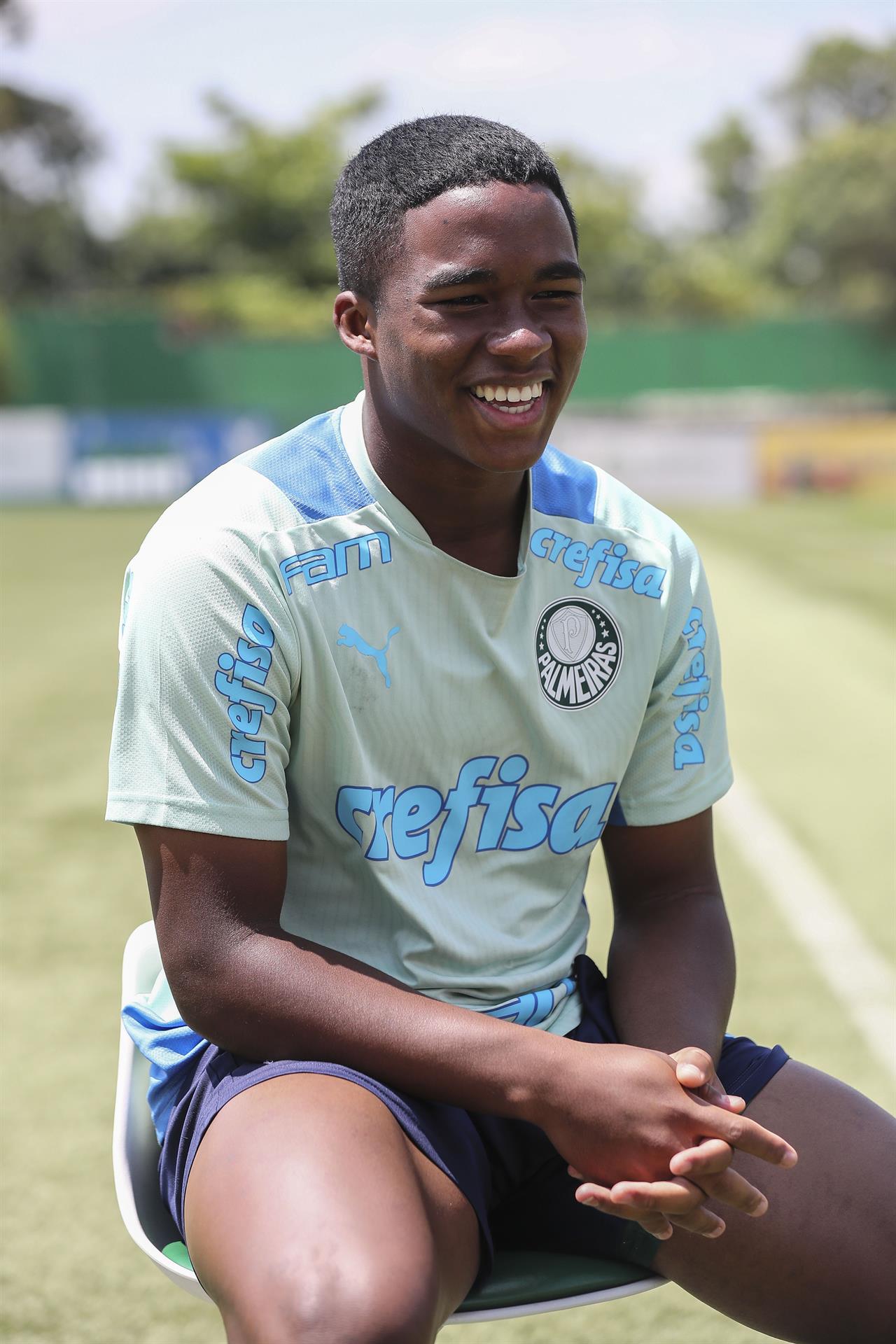 Endrick Felipe smiles during a Palmeiras training session