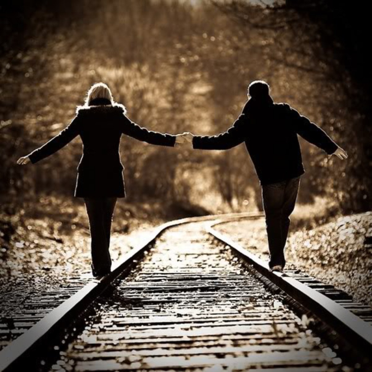 Love Couple Holding Hands Wallpaper