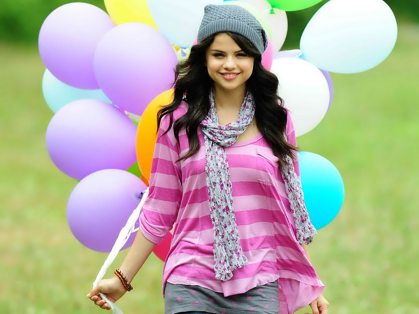 Selena Gomez Celebrity Wallpaper Online