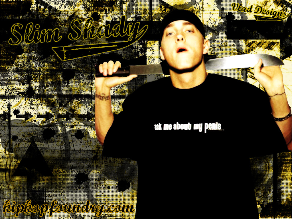 Eminem met zwaard en zwart t shirt met opdruk