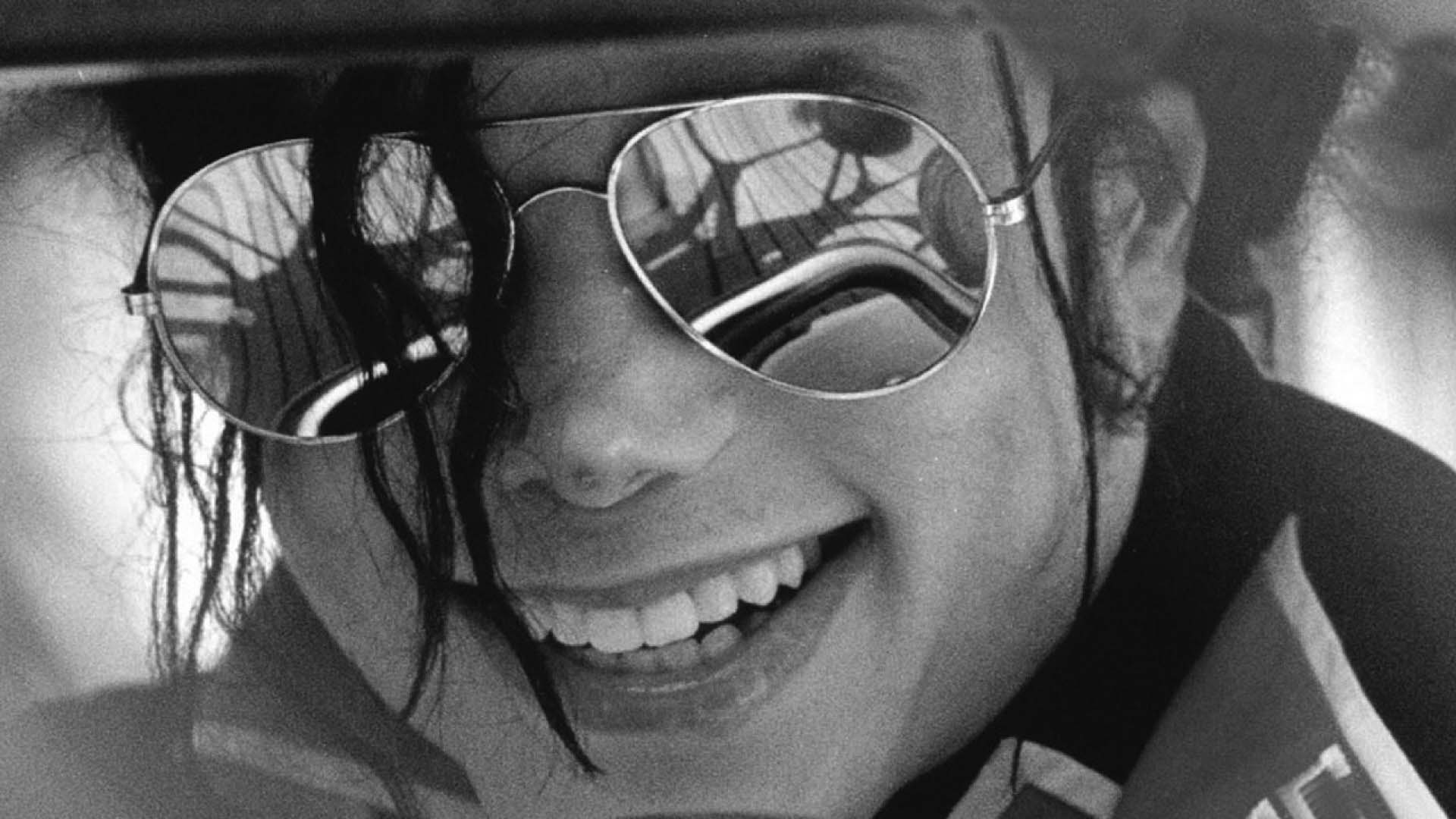 Mj Upbeat Michael Jackson Smiling Wallpaper
