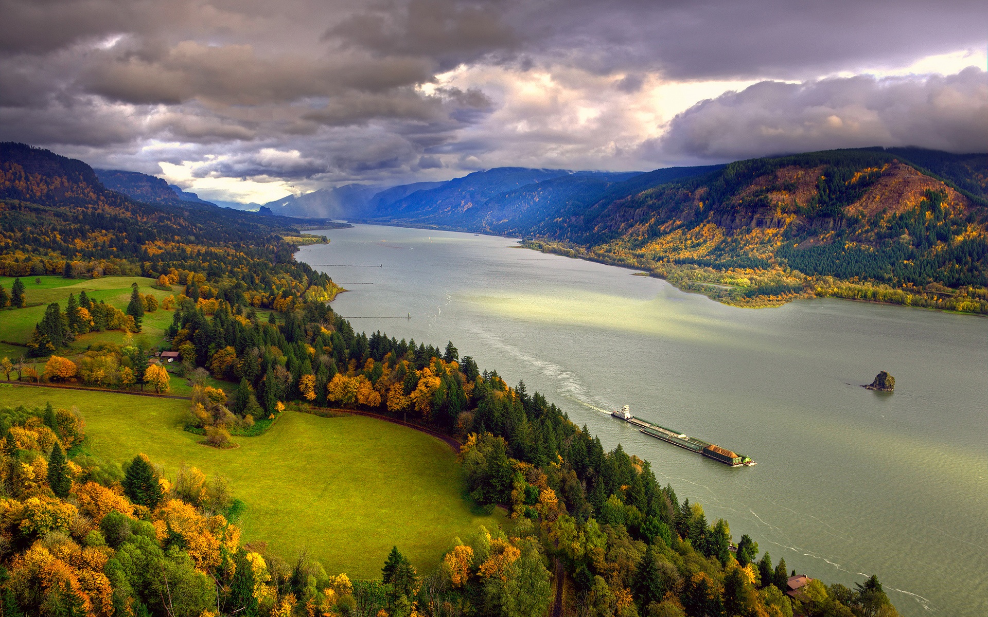 Of Columbia River Gorge In The Pacific Northwest Wallpaper By