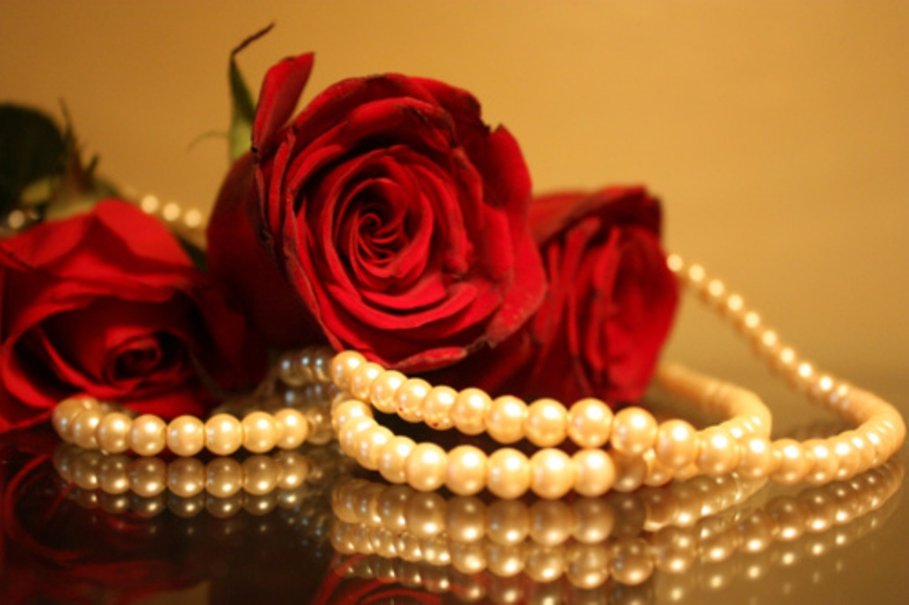 Roses and pearls wallpaper
